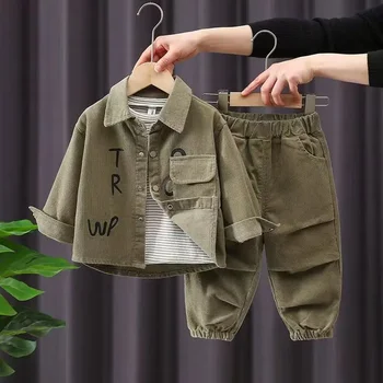 2024 Новый осенний костюм для мальчика, корейский красивый ребенок, весенне-осеннее модное пальто из вельветовой ткани в западном стиле, комплект из двух предметов