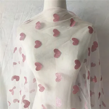 Качественная марлевая ткань Светло-розового цвета с бронзовым сердечком для пошива детской одежды ручной работы и женских юбок своими руками