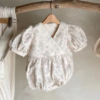 Летом 2023 года Новое боди с короткими рукавами и цветочным рисунком для маленькой девочки, хлопковый комбинезон принцессы для новорожденных с V-образным вырезом, одежда для малышей