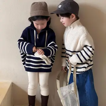 Новая корейская детская одежда 2023 года, осенний пуловер в полоску, вязаный свитер с полувысоким вырезом, подходящая одежда для мамы и дочки.